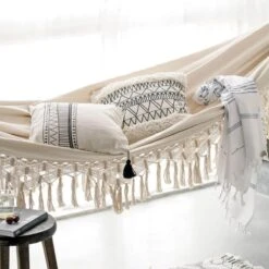 QUVIO Hangmat Voor In De Tuin - Tuinstoelen - Reishangmat Voor Camping, Outdoor En Reizen - Hamock - Katoen Ademend - Maximale Belasting Van 250KG - Lig Oppervlak Van 180 Cm - Geschikt Voor 1 Persoon - Beige -Tuinmeubelen Winkel 1200x1200 1299