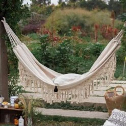 QUVIO Hangmat Voor In De Tuin - Tuinstoelen - Reishangmat Voor Camping, Outdoor En Reizen - Hamock - Katoen Ademend - Maximale Belasting Van 250KG - Lig Oppervlak Van 180 Cm - Geschikt Voor 1 Persoon - Beige -Tuinmeubelen Winkel 1200x1200 1300