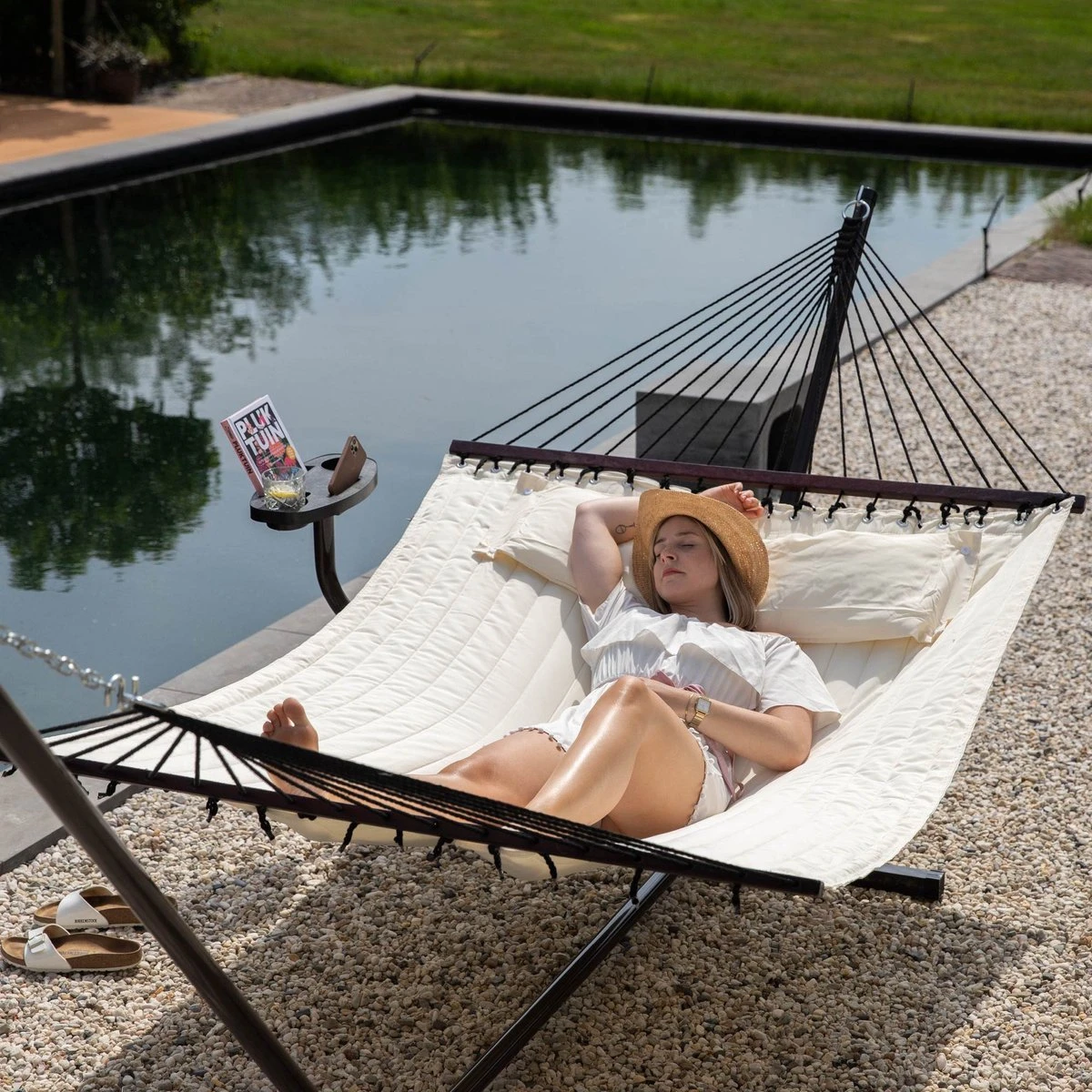 Vita5 Hangmat Met Standaard En Spreidstok – 2 Persoons – Incl. Bekerhouder - Afneembaar Kussen – Uv-bestendig – Beige 14 Vita5 Hangmat Met Standaard En Spreidstok – 2 Persoons – Incl. Bekerhouder - Afneembaar Kussen – Uv-bestendig – Beige - Afbeelding 12