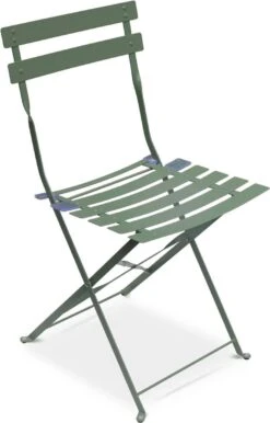 EMILIA Bistroset - 2 Inklapbare Stoelen En Een Ronde Tafel Van Gepoedercoat Staal Met Matte Afwerking – Groengrijs -Tuinmeubelen Winkel 768x1200
