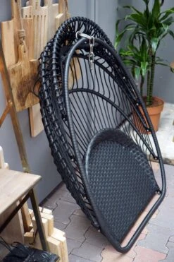 Merkloos Hangstoel Norway - Zwart Wicker & Touw Luxe Egg Hangstoel Met Dikke Antraciete Kussens Met Frame - Inklapbare Basket -Tuinmeubelen Winkel 800x1200 18